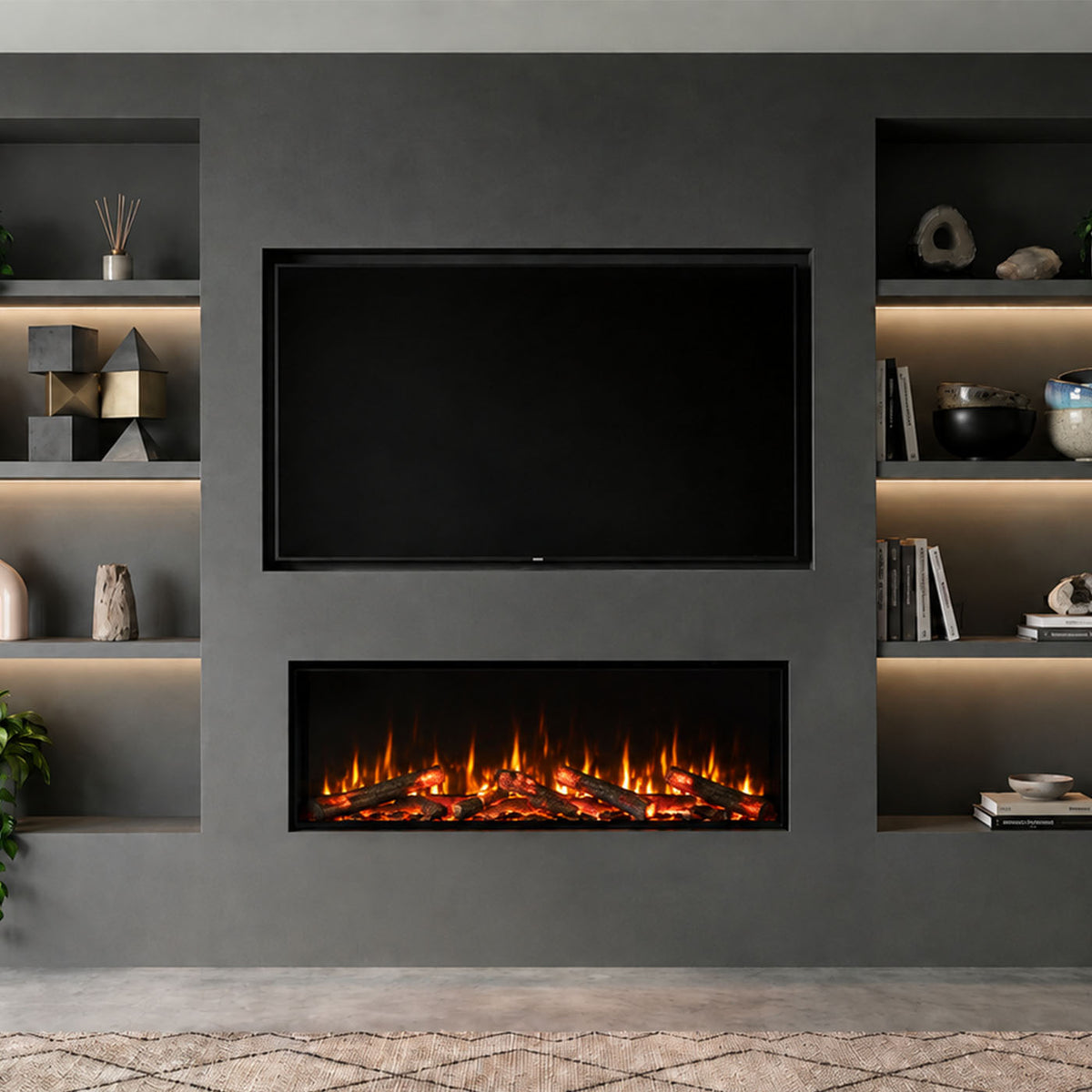 Trimline Fires 100E Solus Plus brandt onder een zwart scherm, ingebouwd tussen decoratieve wandkasten.