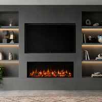 Trimline Fires 100E Solus Plus brandt onder een zwart scherm, ingebouwd tussen decoratieve wandkasten.