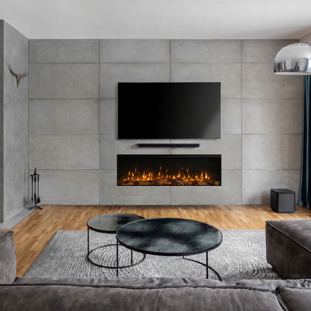 Trimline Fires 130E Solus Plus brandt onder een televisie in een moderne woonkamer