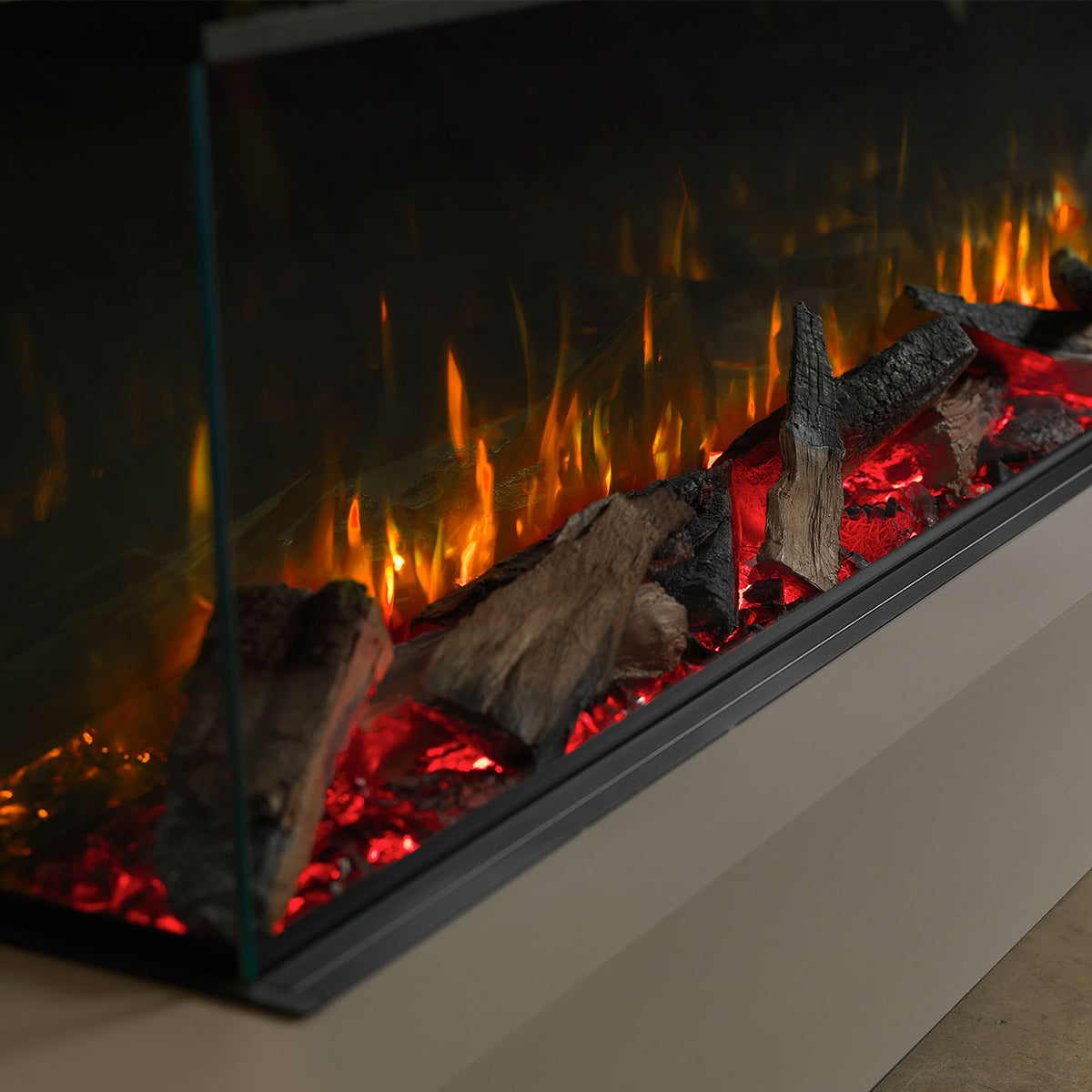 Close-up van brandende houtblokken in de Trimline Fires 180E Solus Plus