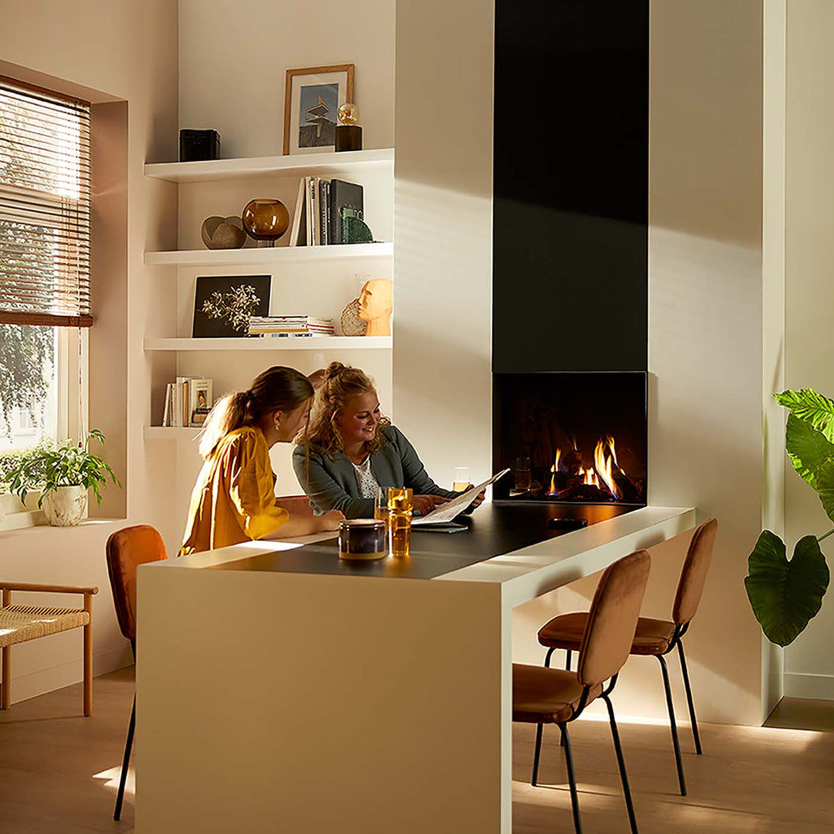 Trimline Fires 64 Front haard met brandend vuur in een moderne keuken