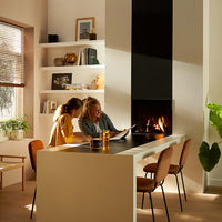 Trimline Fires 64 Front haard met brandend vuur in een moderne keuken