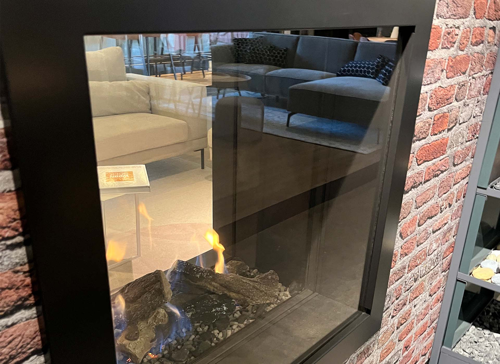 Trimline Fires 73 H Outdoor in gemetselde wand met zicht op showroominterieur
