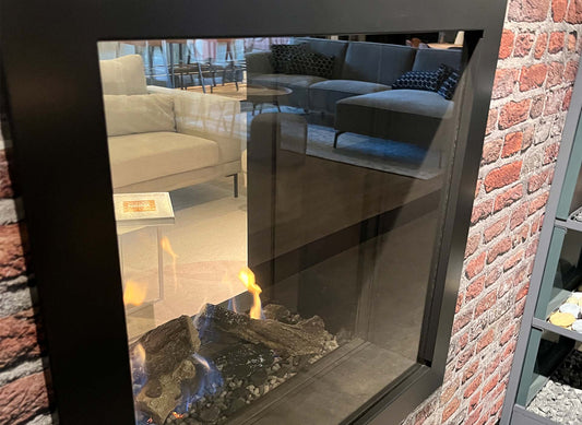 Trimline Fires 73 H Outdoor in gemetselde wand met zicht op showroominterieur