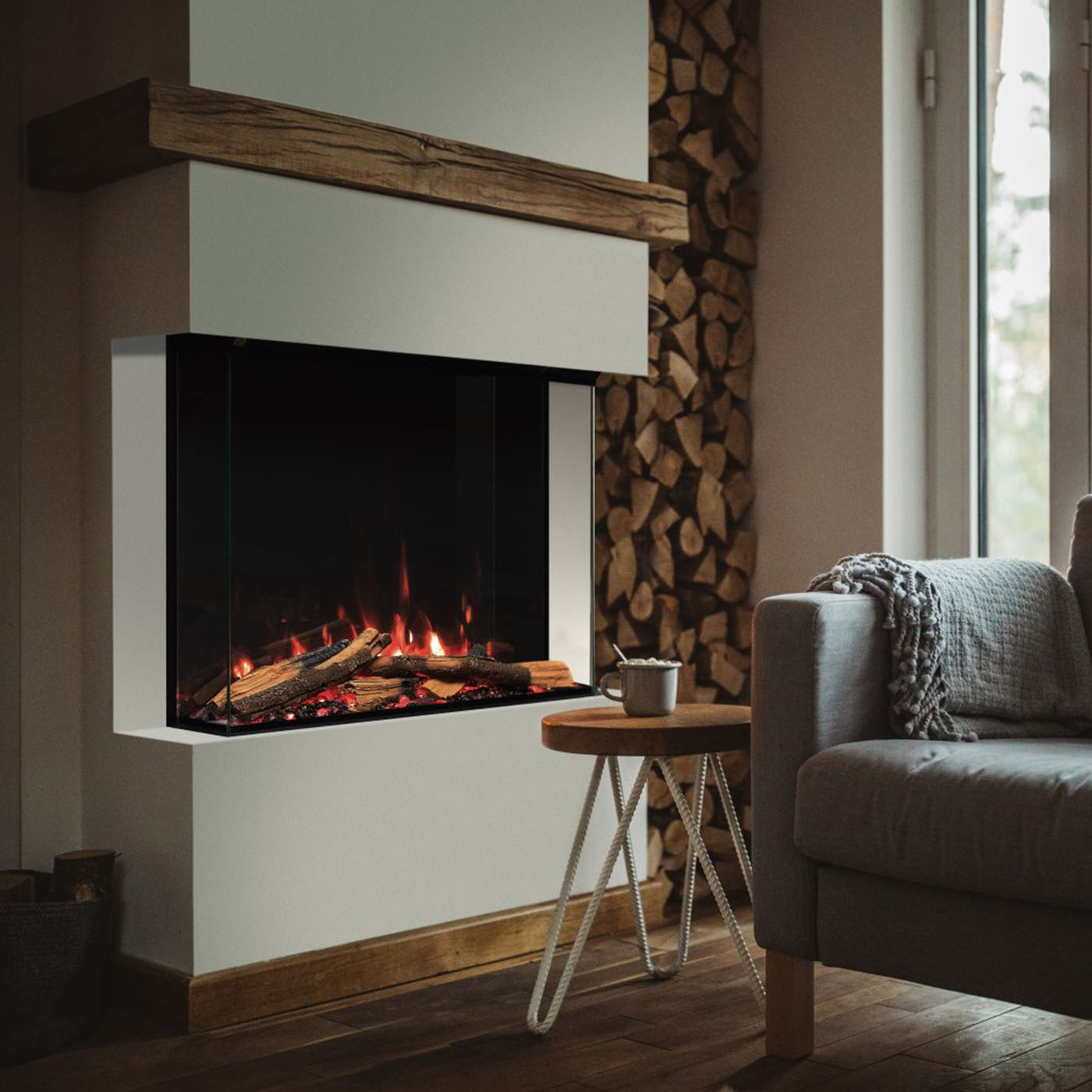Trimline Fires 75E Solus in moderne woonkamer met ingebouwde haard en vlammen