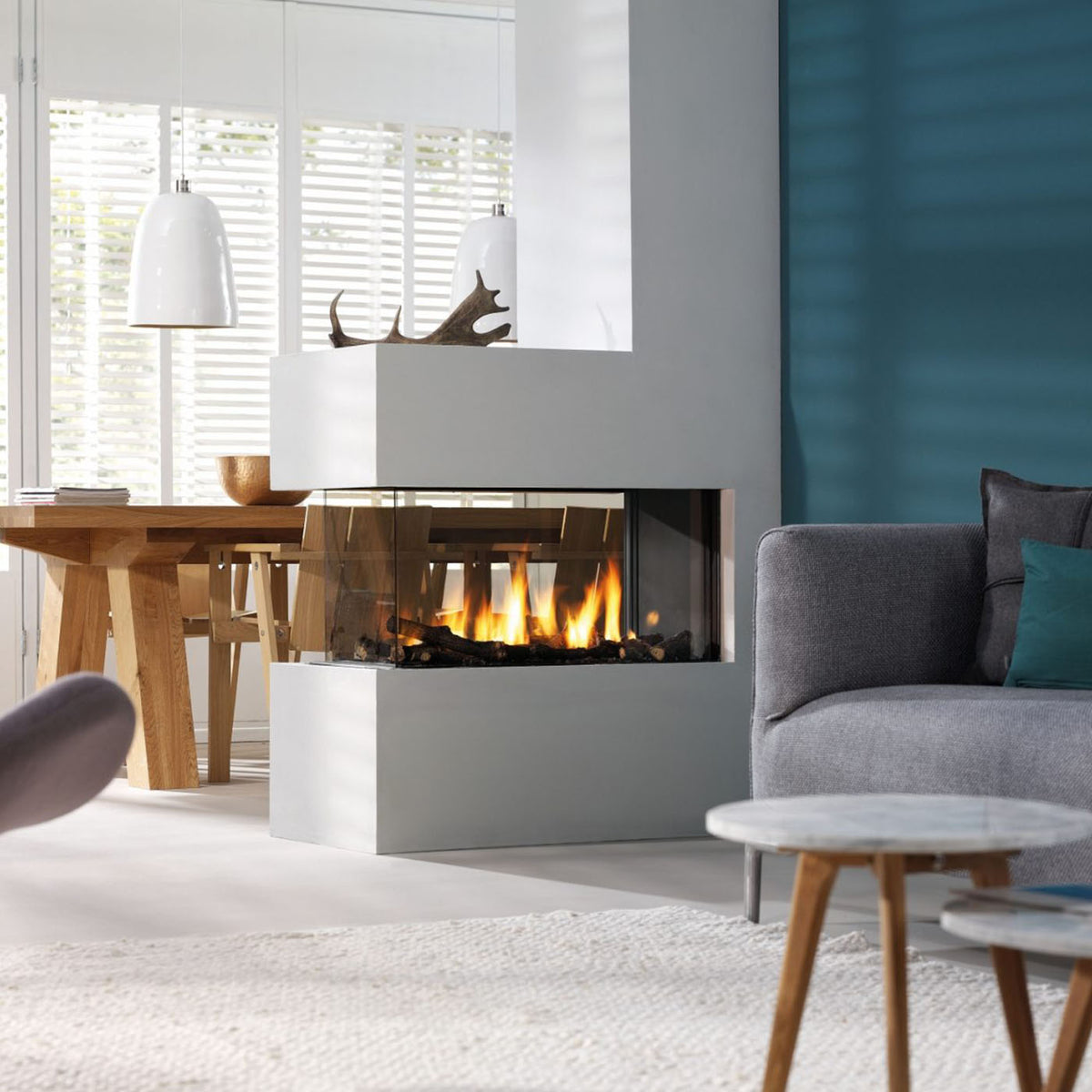 Trimline Fires 85 Room Divider met brandend vuur in een moderne woonkamer