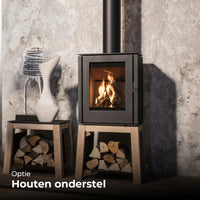 Trimline Fires Woody Loft brandt op houten onderstel, met haardhout en vaas in interieur.