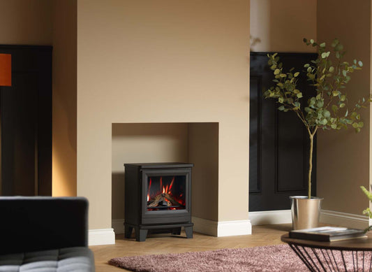 Trimline Fires Horizon in beige woonkamer met zwarte vrijstaande kachel en vlammen