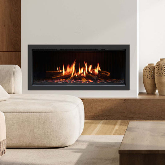 Trimline Fires iX10 Solus ingebouwd in moderne woonkamer met vlammen