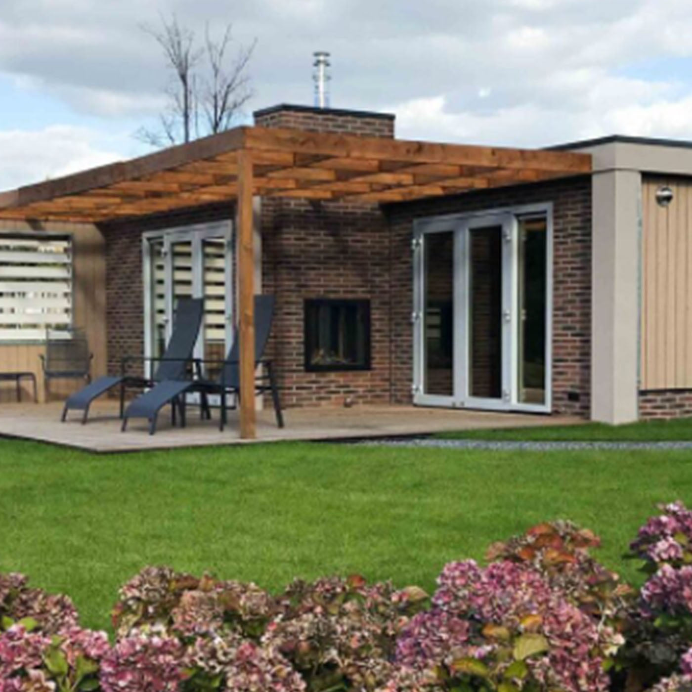Trimline Fires 73 H Outdoor in brick buitenruimte met pergola en ligstoelen