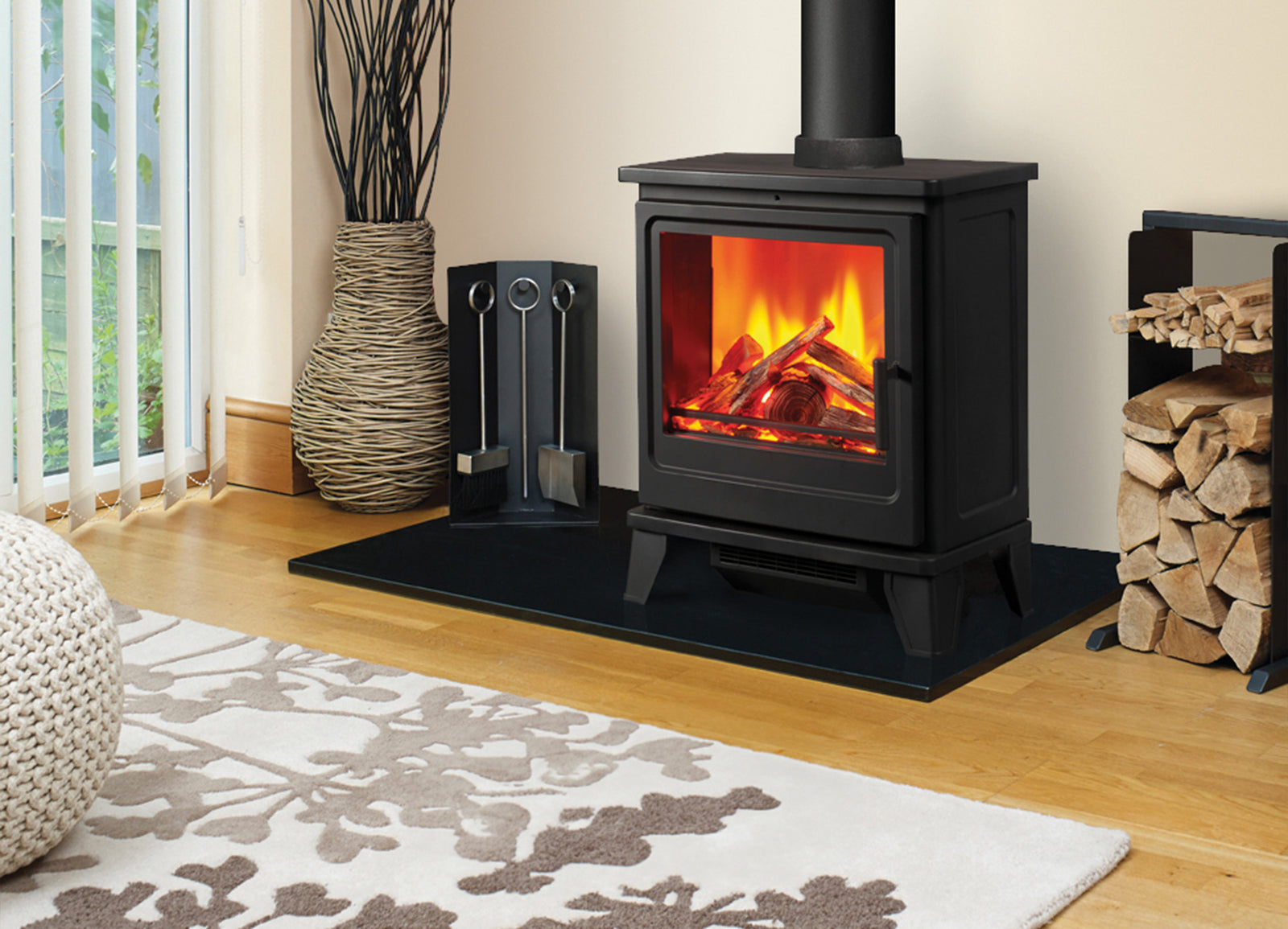 Fair Fires Solution Blackthorn Stove in woonkamer met brandend vuur