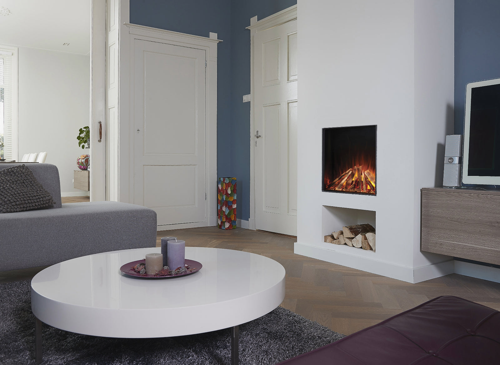 Fair Fires Tru Vizion Solution 750 ingebouwd in witte woonkamerwand met vlambeeld