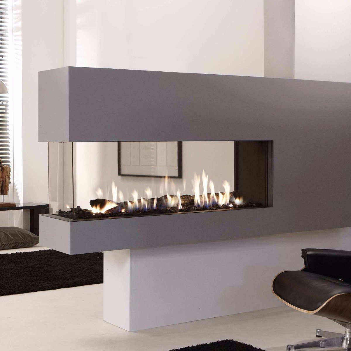 Element4 Lucius 140 Double Burner in een moderne woonkamer, met zicht op vlammen