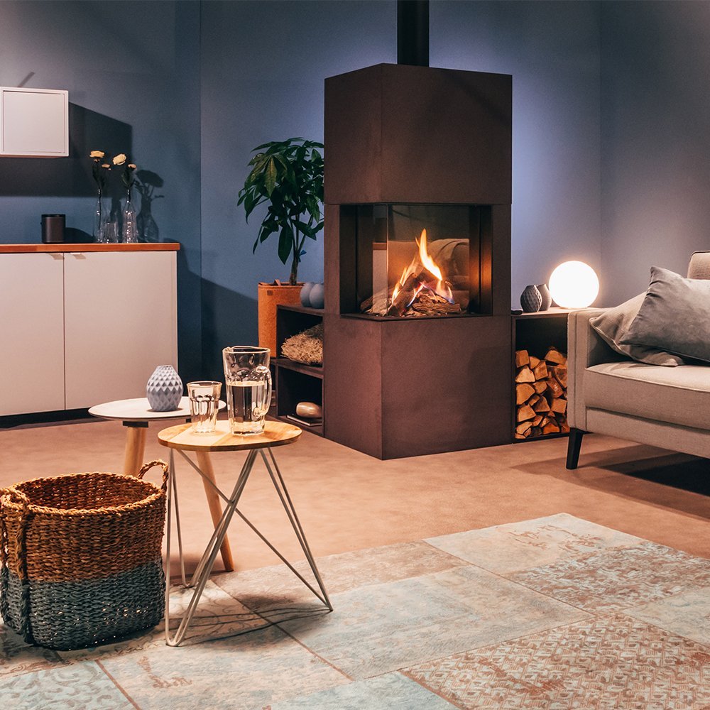 Faber Matrix 450/650 II Tweezijdig in moderne woonkamer met vlammen