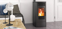 Nordic Fire Viktor 8 Airplus pelletkachel in moderne slaapkamer met brandend vuur
