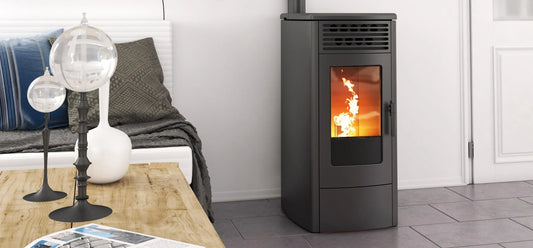 Nordic Fire Viktor 8 Airplus pelletkachel in moderne slaapkamer met brandend vuur