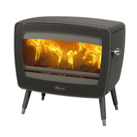 Dovre Vintage 50 houtkachel met brandend vuur, studio-opstelling