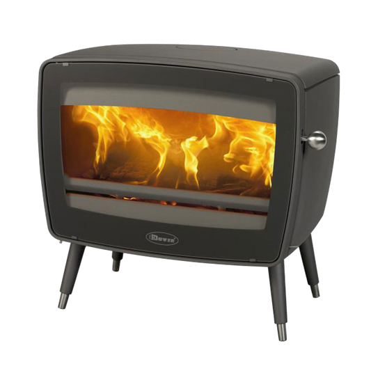 Dovre Vintage 50 houtkachel met brandend vuur, studio-opstelling