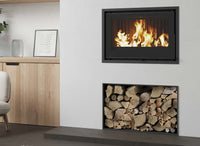 Dovre Vista 701I ingebouwd in witte wand met brandend vuur en houtvak