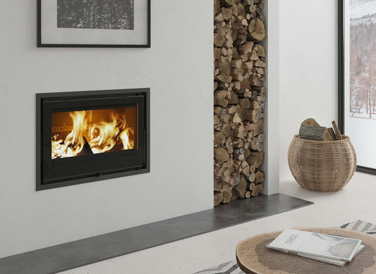 Dovre Vista 702i in moderne woonkamer met brandend vuur
