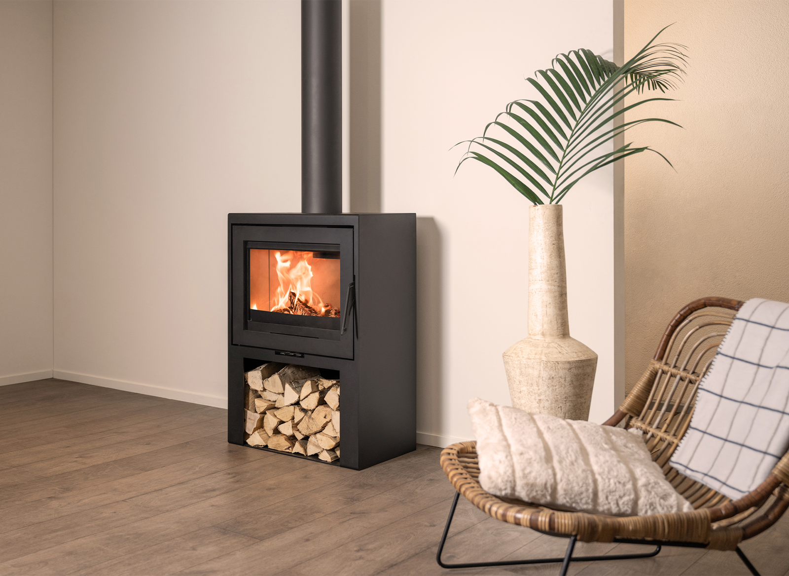 Wanders WAN-2068 Black Edition High kachel in woonkamer met brandend vuur