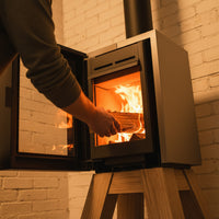 Wanders Ash houtkachel met open deur en brandend vuur in woonkamer