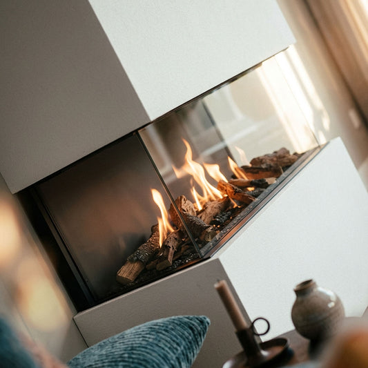 Wanders Danta 800 driezijdig met brandend houtvuur in een modern interieur