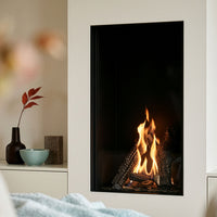 Wanders Lenga 500 front ingebouwde haard met brandend vuur in een sfeervolle woonkamer