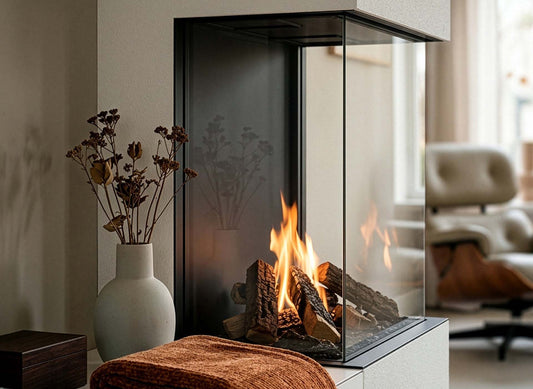 Wanders Lenga 800 driezijdig met brandend houtvuur in een stijlvol interieur