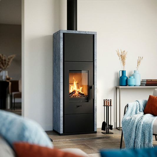Wanders Pecan Eco Large speksteenkachel met brandend vuur in een modern interieur