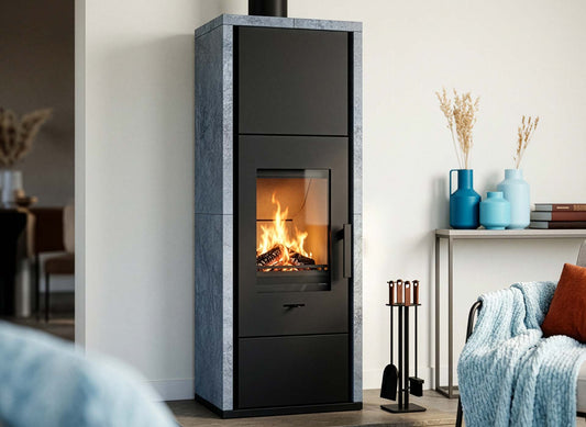 Wanders Pecan Eco Large speksteenkachel met brandend vuur in een moderne woonkamer