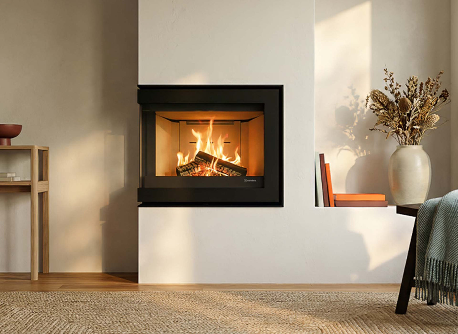 Wanders S60 hoek in een lichte woonkamer met brandend vuur