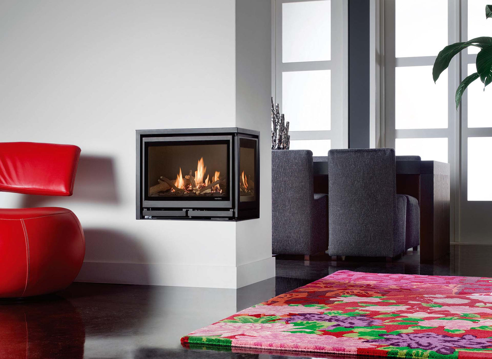 Wanders Square 60 hoek inzet gas in moderne woonkamer met brandend vuur