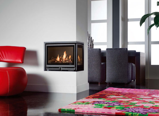 Wanders Square 60 hoek inzet gas in moderne woonkamer met brandend vuur