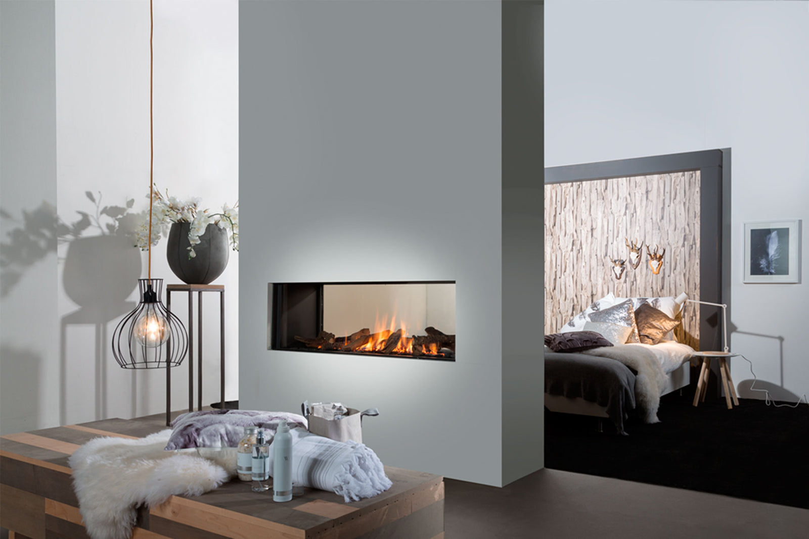 Wanders Koto tunnel haard in moderne slaapkamer met doorgang naar tweede ruimte