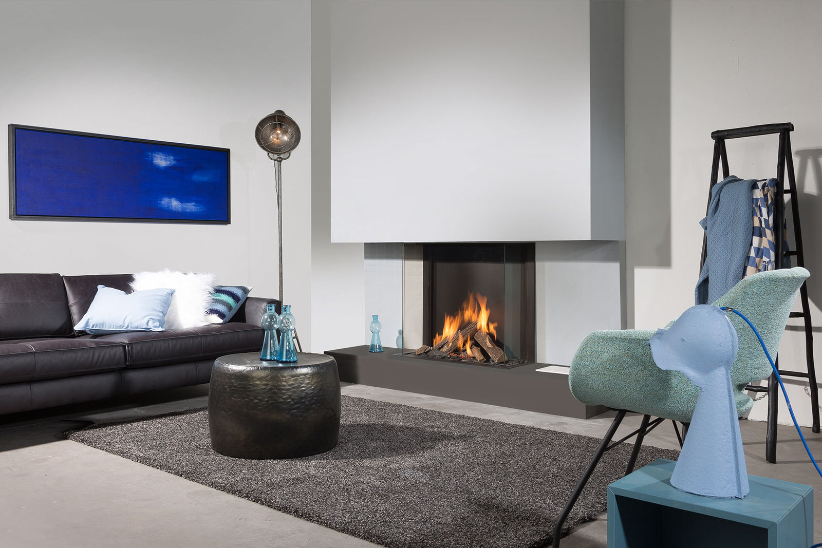 Wanders Lenga 800 driezijdig in moderne woonkamer met brandend vuur