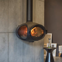 Wanders Mata hangende houtkachel met zichtbare vlammen in moderne ruimte