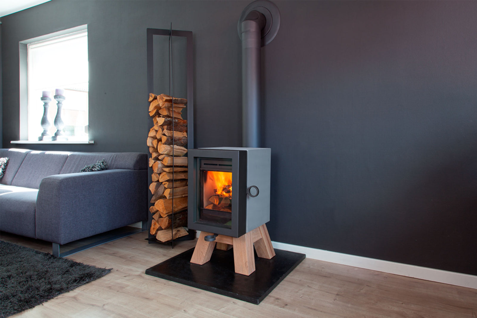 Wanders Oak Concrete houtkachel in moderne woonkamer met brandend vuur