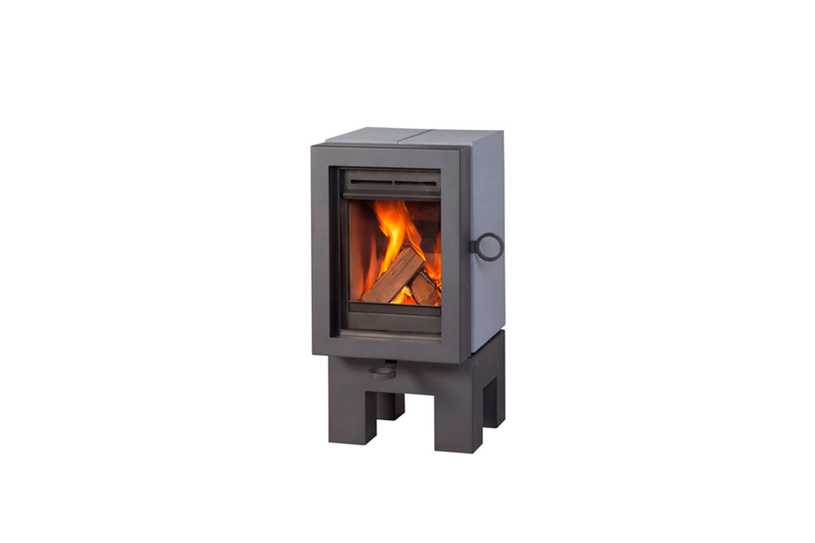 Wanders Oak Concrete houtkachel met brandend hout, geïsoleerd op witte achtergrond