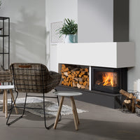 Wanders S60 hoek in moderne woonkamer met brandend vuur en houtopslag