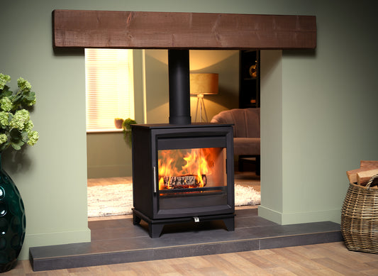 Charlton & Jenrick Fireline Woodtec 8 kW doorkijk haard in woonkamer met brandend vuur