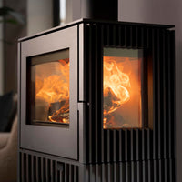 Trimline Fires Woody Loft 3H-O houtkachel met brandende houtblokken in een modern interieur