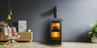 Xeoos Patagonia x5 houtkachel in moderne woonkamer met brandend vuur