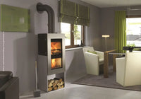 Xeoos Pur x5 houtkachel in moderne woonkamer, met brandend vuur