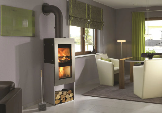 Xeoos Pur x8 houtkachel in moderne woonkamer met zichtbare vlammen