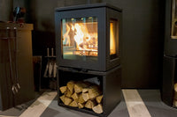 Charlton & Jenrick Purevision LPV5 houtkachel met brandend vuur en houtopslag