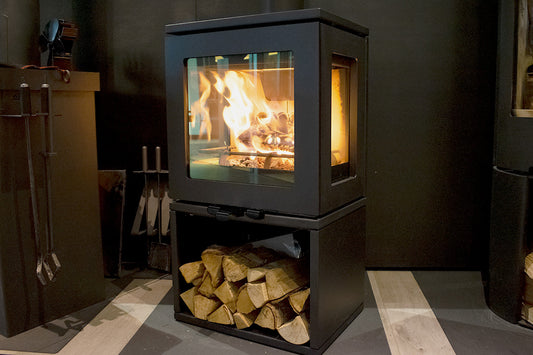 Charlton & Jenrick Purevision LPV5 houtkachel met brandend vuur en houtopslag